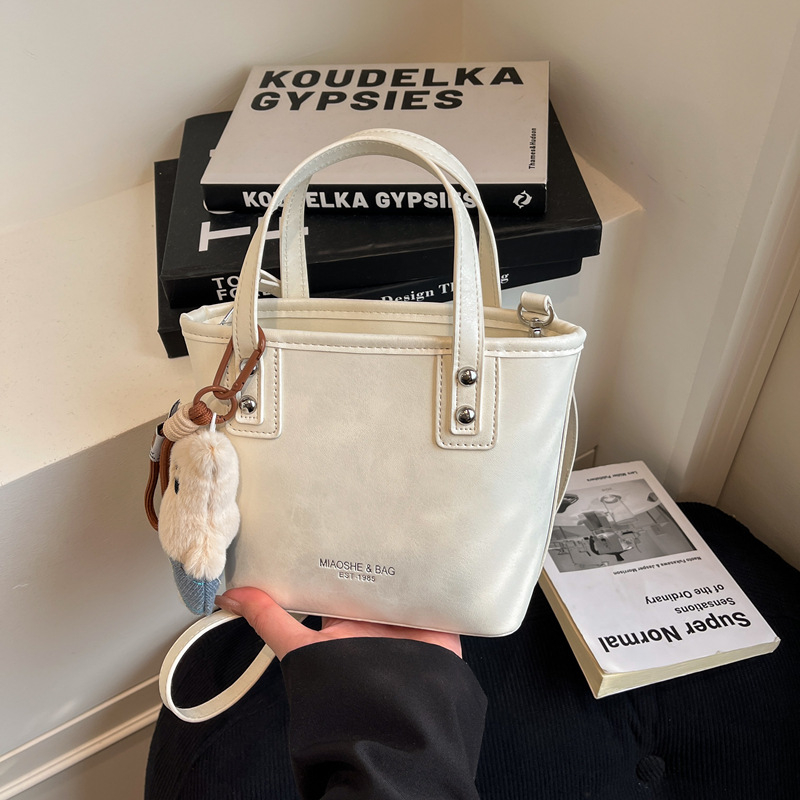 Ženska torba tipa kanta, ljetni model 2026, svestrana za ramena ili crossbody, šik i minimalistička