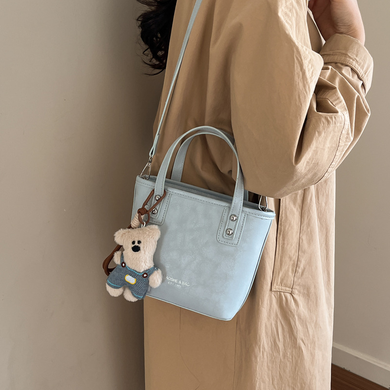 Ženska torba tipa kanta, ljetni model 2026, svestrana za ramena ili crossbody, šik i minimalistička