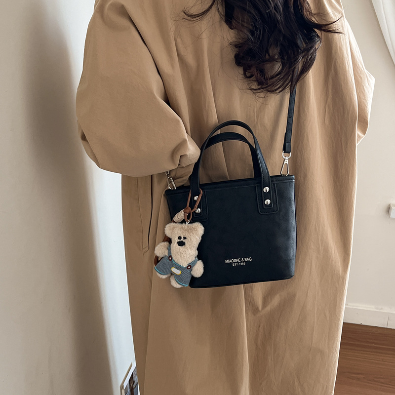 Ženska torba tipa kanta, ljetni model 2026, svestrana za ramena ili crossbody, šik i minimalistička