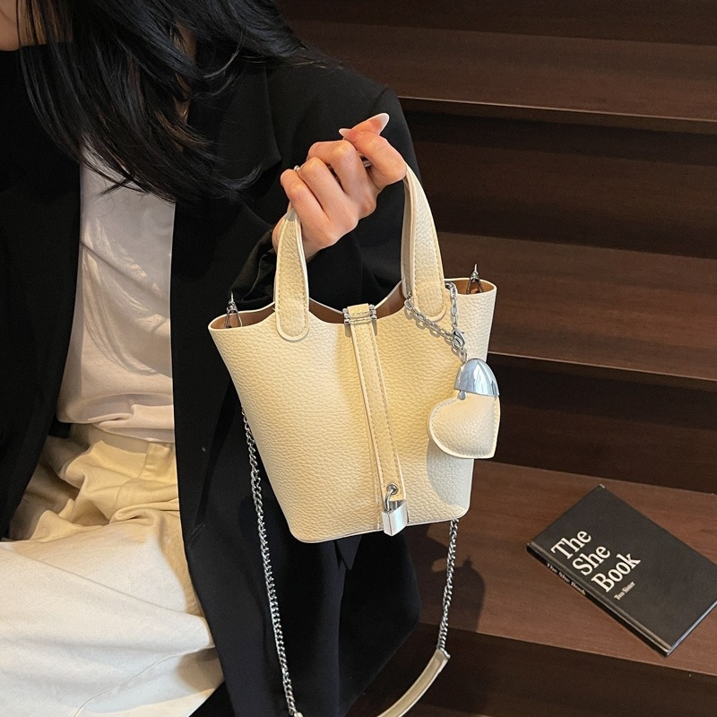 Ženska PU kožna bucket torba, gradski minimalistički stil, srednje veličine, crossbody sa tri remena, poliester podstava, unutarnji džepovi sa zipom, džep za telefon i ID
