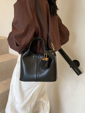 Ženska jesenska retro bucket torba, 2024 novi model, svestran nišni dizajn, preko ramena i crossbody, srednja veličina