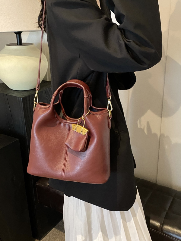 Ženska jesenska retro bucket torba, 2024 novi model, svestran nišni dizajn, preko ramena i crossbody, srednja veličina
