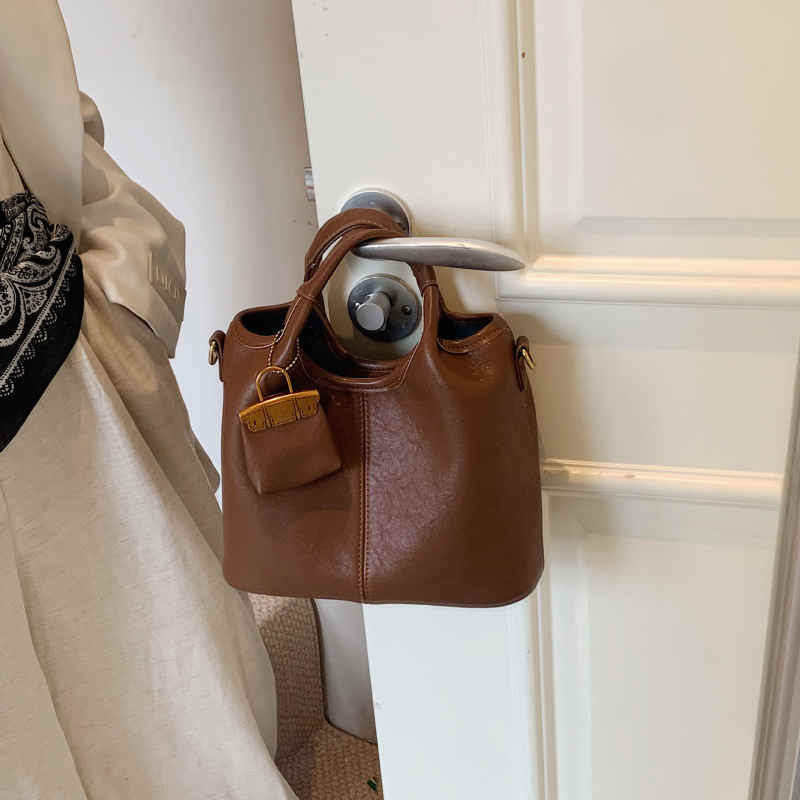 Ženska jesenska retro bucket torba, 2024 novi model, svestran nišni dizajn, preko ramena i crossbody, srednja veličina
