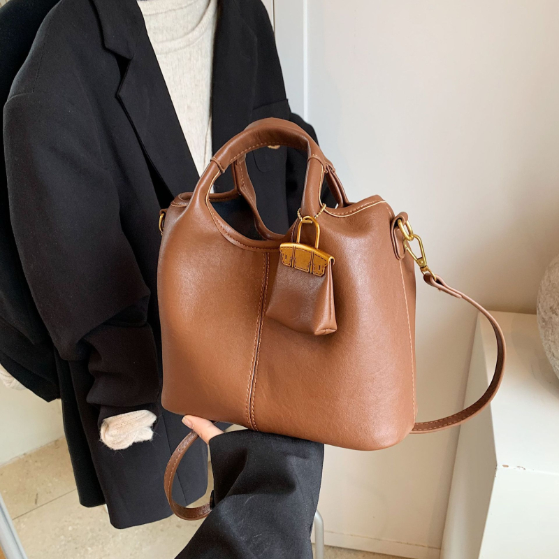 Ženska jesenska retro bucket torba, 2024 novi model, svestran nišni dizajn, preko ramena i crossbody, srednja veličina