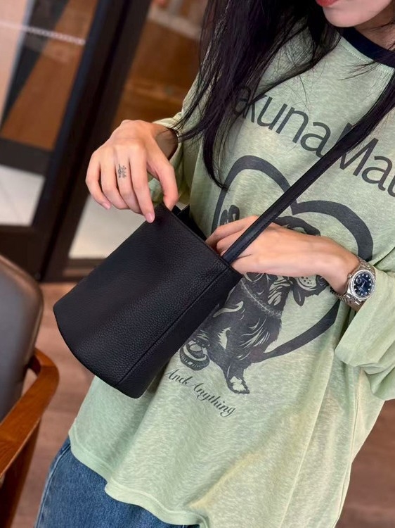 Ženska bucket torba od prave kože, mala, preko ramena, crossbody, lagani luksuz