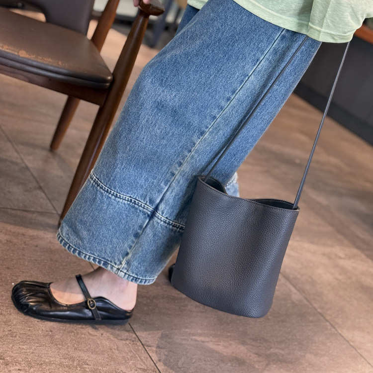 Ženska bucket torba od prave kože, mala, preko ramena, crossbody, lagani luksuz