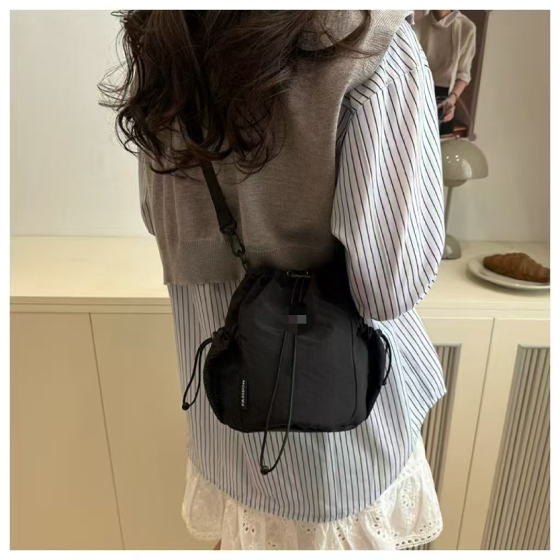 Mini bucket crossbody torba od najlona, zatvaranje na šnuricu, jednostavan ležerni stil