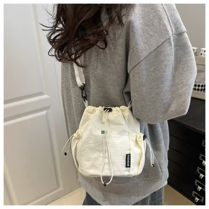 Mini bucket crossbody torba od najlona, zatvaranje na šnuricu, jednostavan ležerni stil