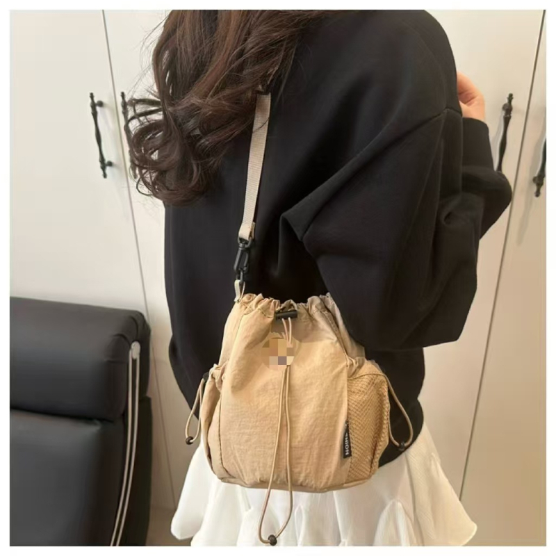 Mini bucket crossbody torba od najlona, zatvaranje na šnuricu, jednostavan ležerni stil