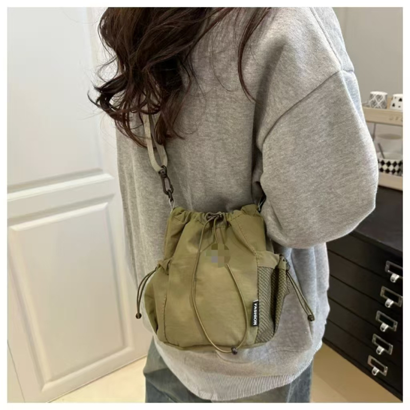 Mini bucket crossbody torba od najlona, zatvaranje na šnuricu, jednostavan ležerni stil
