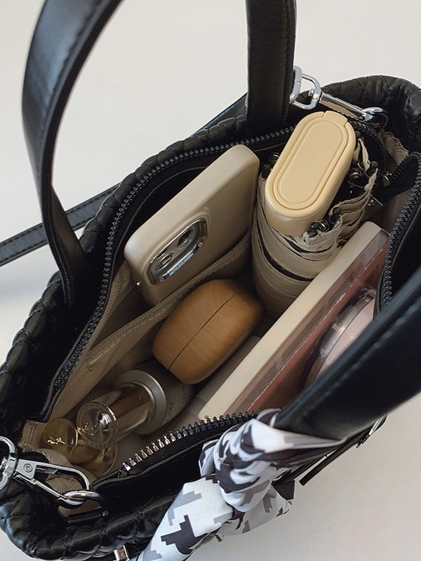 2026 nova nišna torba sa svilnim šalom, jednostavna retro tkana crossbody torba, lagan luksuzni stil ženske torbe preko ramena