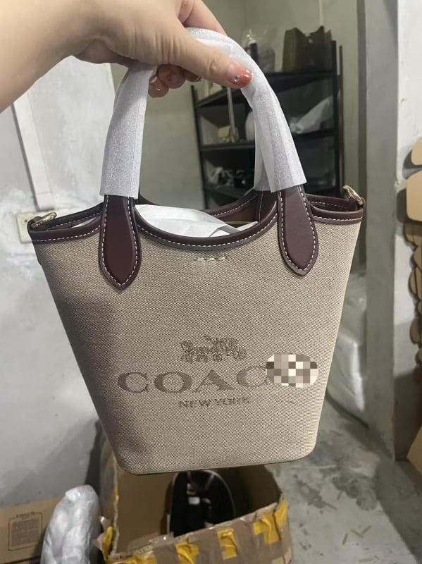 Hanna bucket torba od prave kože s klasičnim monogramom