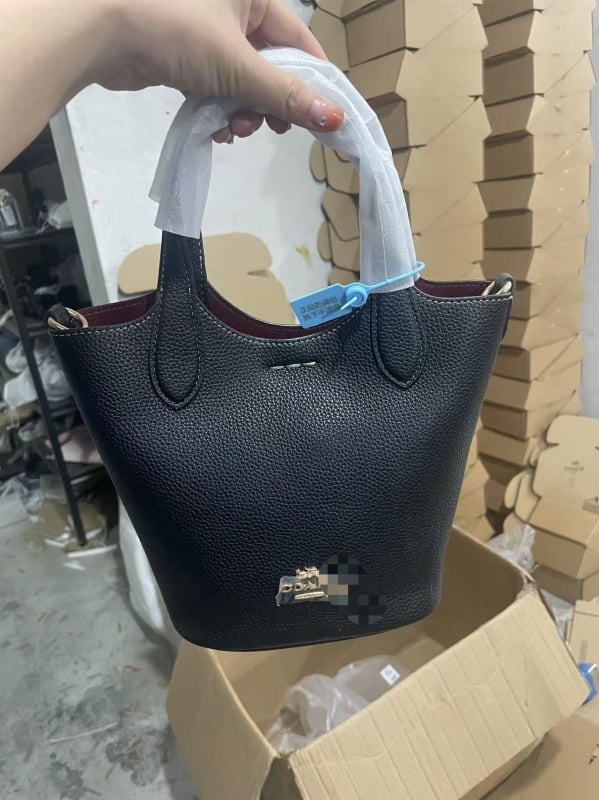 Hanna bucket torba od prave kože s klasičnim monogramom