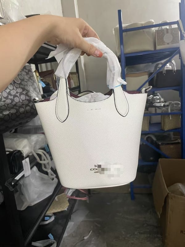 Hanna bucket torba od prave kože s klasičnim monogramom