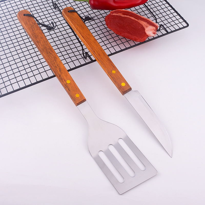Set exterior din 4 instrumente BBQ cu mâner din lemn și oțel inoxidabil — cuțit, clipsă, furculiță, spatulă