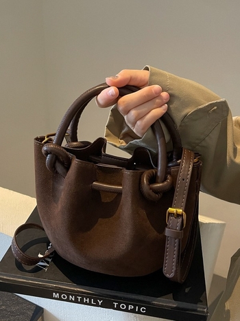 Premium velur bucket torba s gornjom ručkom, košarastog stila s plisom detaljem, mala, jesen 2025
