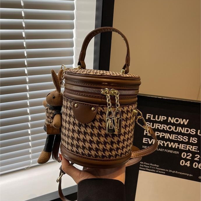 Ženska bucket torba s uzorkom houndstooth, nišni dizajn, proljeće-ljeto 2026, francuski stil, s remenom za nošenje preko ramena i gornjom drškom