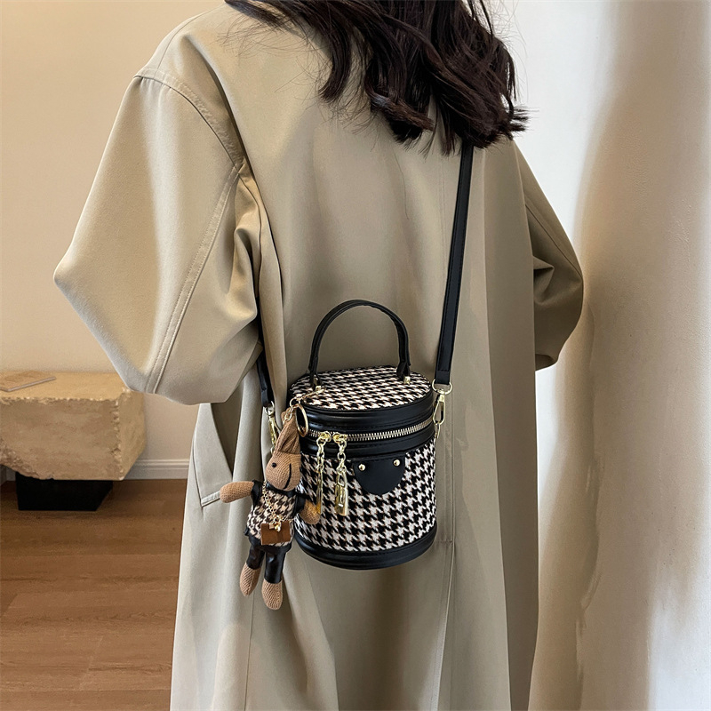 Ženska bucket torba s uzorkom houndstooth, nišni dizajn, proljeće-ljeto 2026, francuski stil, s remenom za nošenje preko ramena i gornjom drškom