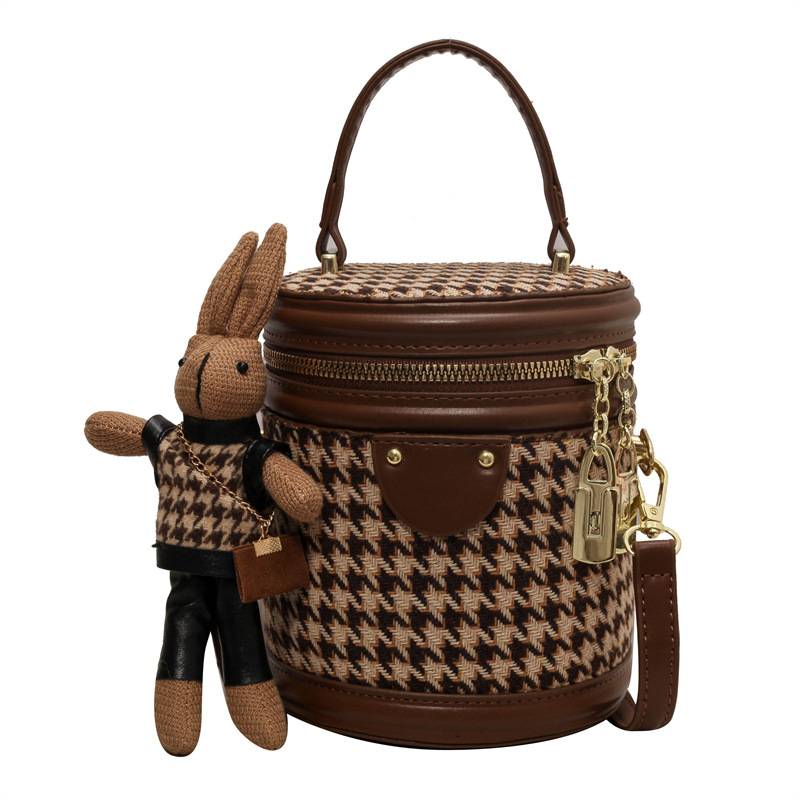 Ženska bucket torba s uzorkom houndstooth, nišni dizajn, proljeće-ljeto 2026, francuski stil, s remenom za nošenje preko ramena i gornjom drškom