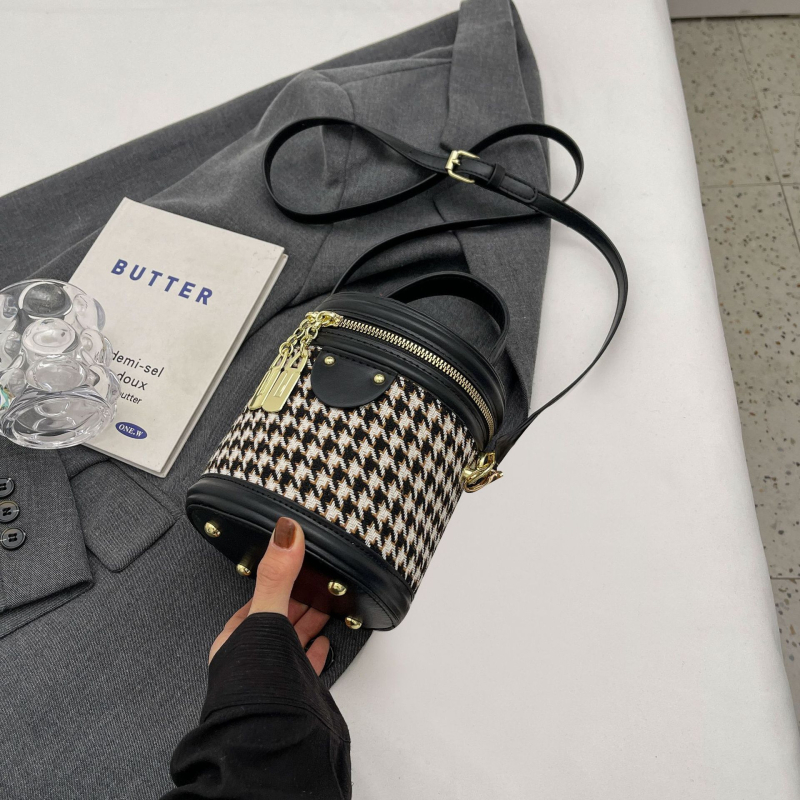 Ženska bucket torba s uzorkom houndstooth, nišni dizajn, proljeće-ljeto 2026, francuski stil, s remenom za nošenje preko ramena i gornjom drškom