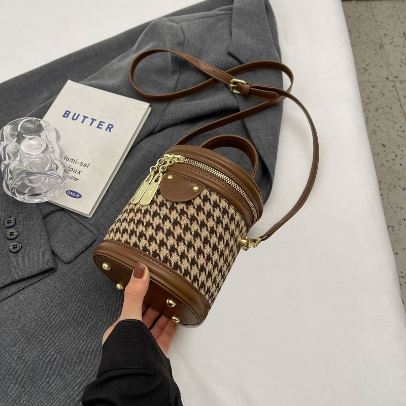 Ženska bucket torba s uzorkom houndstooth, nišni dizajn, proljeće-ljeto 2026, francuski stil, s remenom za nošenje preko ramena i gornjom drškom