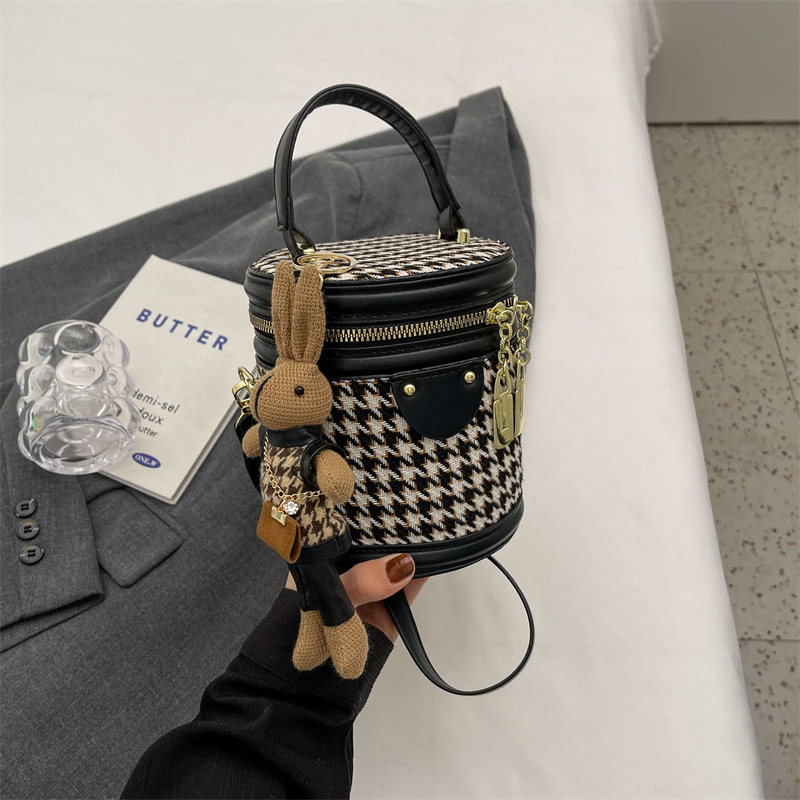 Ženska bucket torba s uzorkom houndstooth, nišni dizajn, proljeće-ljeto 2026, francuski stil, s remenom za nošenje preko ramena i gornjom drškom