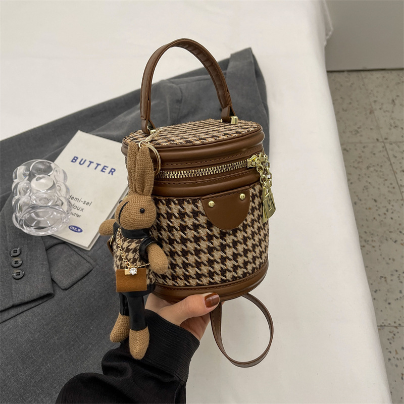 Ženska bucket torba s uzorkom houndstooth, nišni dizajn, proljeće-ljeto 2026, francuski stil, s remenom za nošenje preko ramena i gornjom drškom