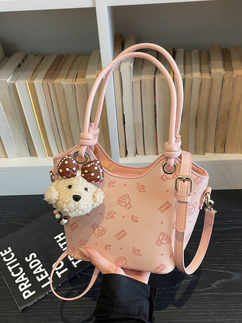Proljeće 2026: crossbody torba tip košara, mala dnevna torba, modni stil inspiriran Korejom