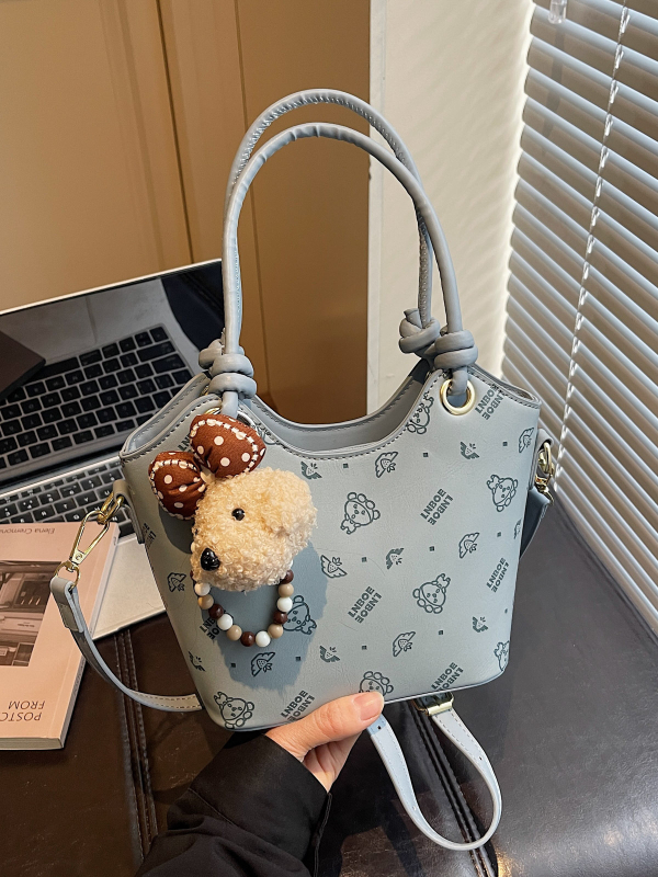 Proljeće 2026: crossbody torba tip košara, mala dnevna torba, modni stil inspiriran Korejom