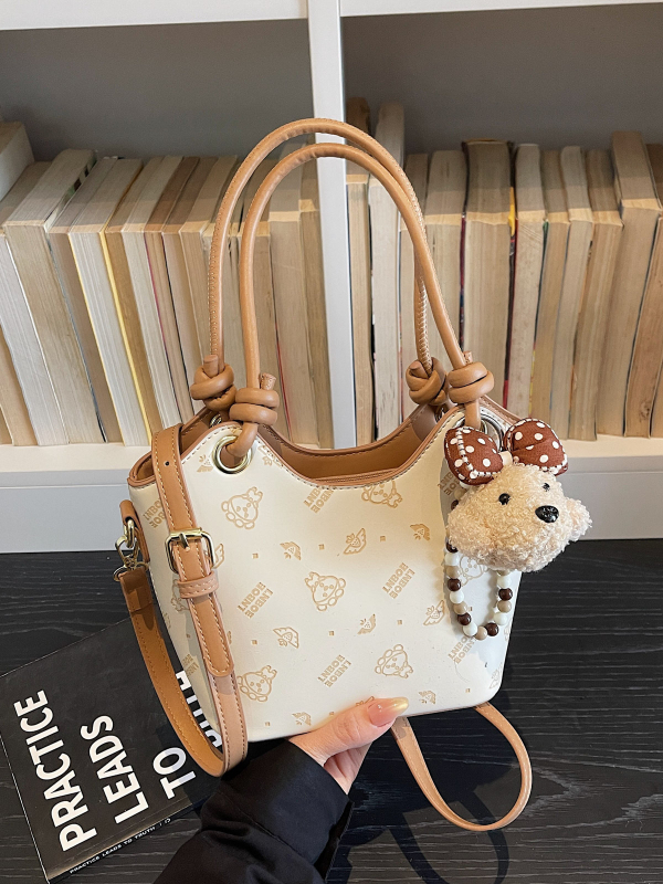 Proljeće 2026: crossbody torba tip košara, mala dnevna torba, modni stil inspiriran Korejom