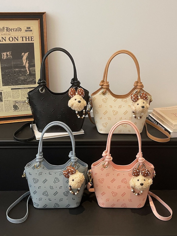 Proljeće 2026: crossbody torba tip košara, mala dnevna torba, modni stil inspiriran Korejom