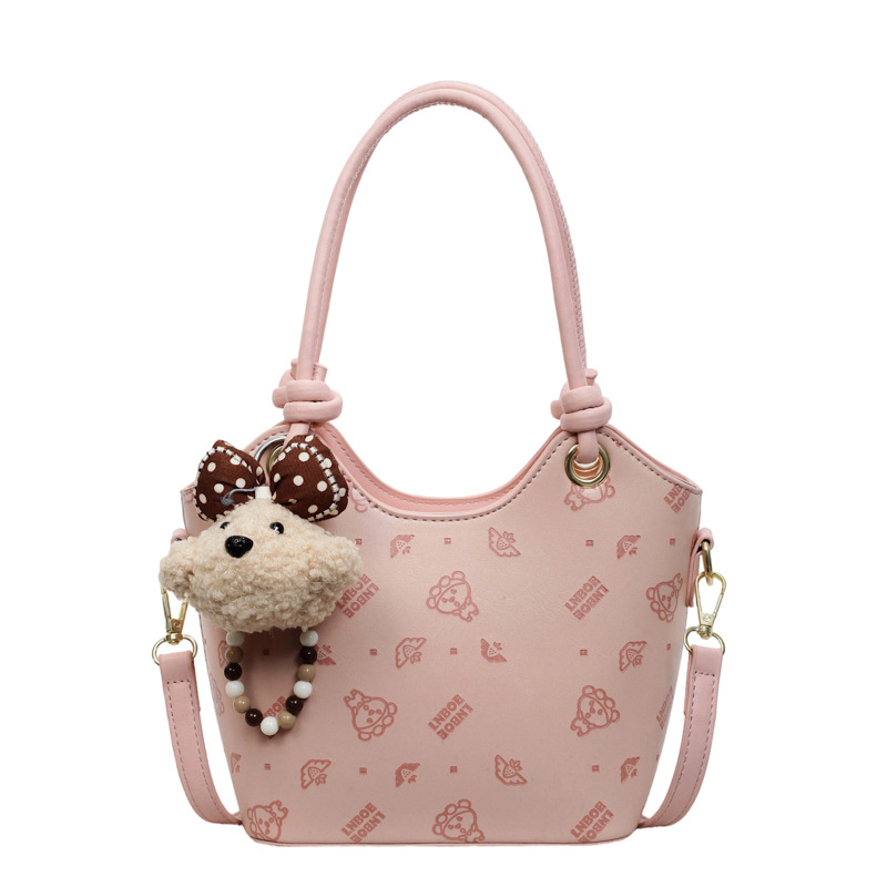 Proljeće 2026: crossbody torba tip košara, mala dnevna torba, modni stil inspiriran Korejom