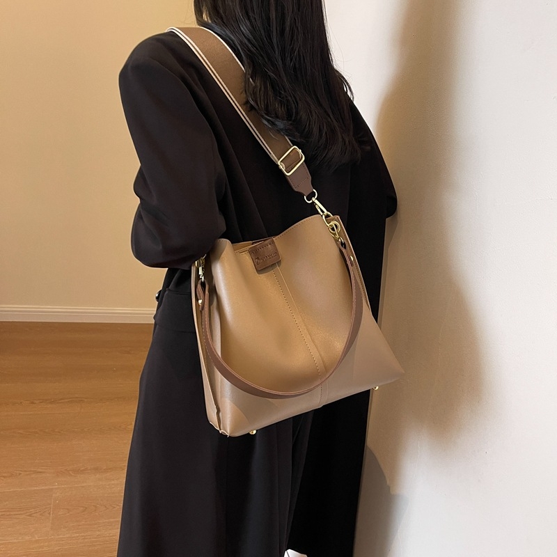Torbica bucket velike kapacitete sa širokim remenom, crossbody za jesen/zimu, moderna torba preko ramena 2025