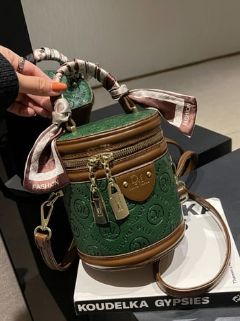 Stylna teksturirana mala ženska torbica s detaljem svilene marame, jesen 2024, bucket torba s ručkom i crossbody naramenicom
