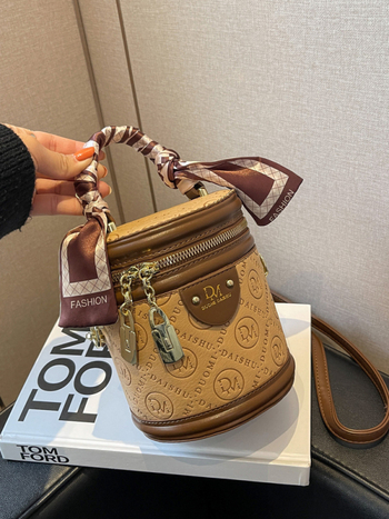 Stylna teksturirana mala ženska torbica s detaljem svilene marame, jesen 2024, bucket torba s ručkom i crossbody naramenicom