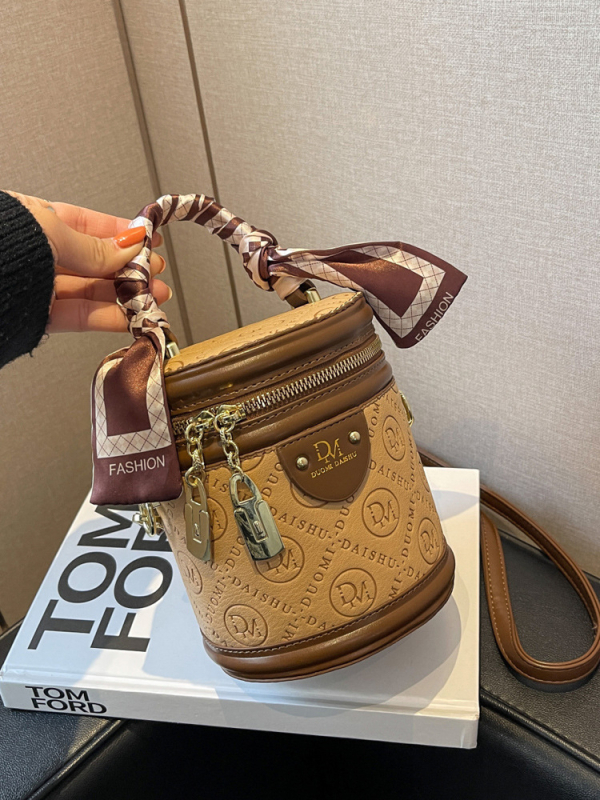 Stylna teksturirana mala ženska torbica s detaljem svilene marame, jesen 2024, bucket torba s ručkom i crossbody naramenicom