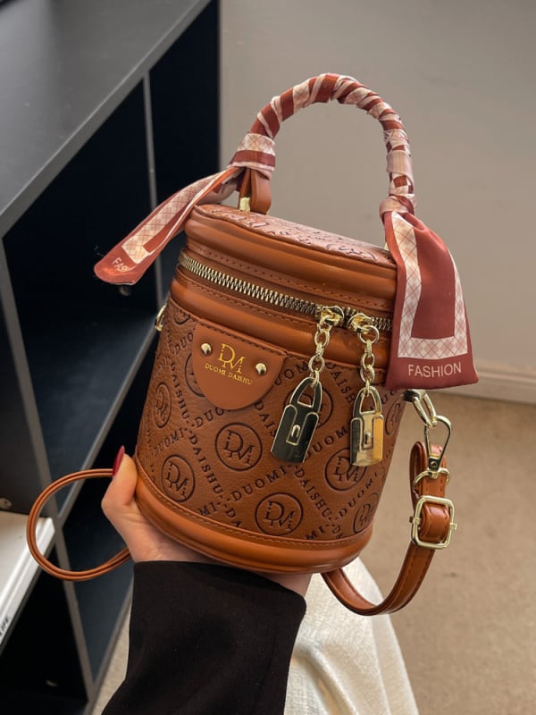 Stylna teksturirana mala ženska torbica s detaljem svilene marame, jesen 2024, bucket torba s ručkom i crossbody naramenicom