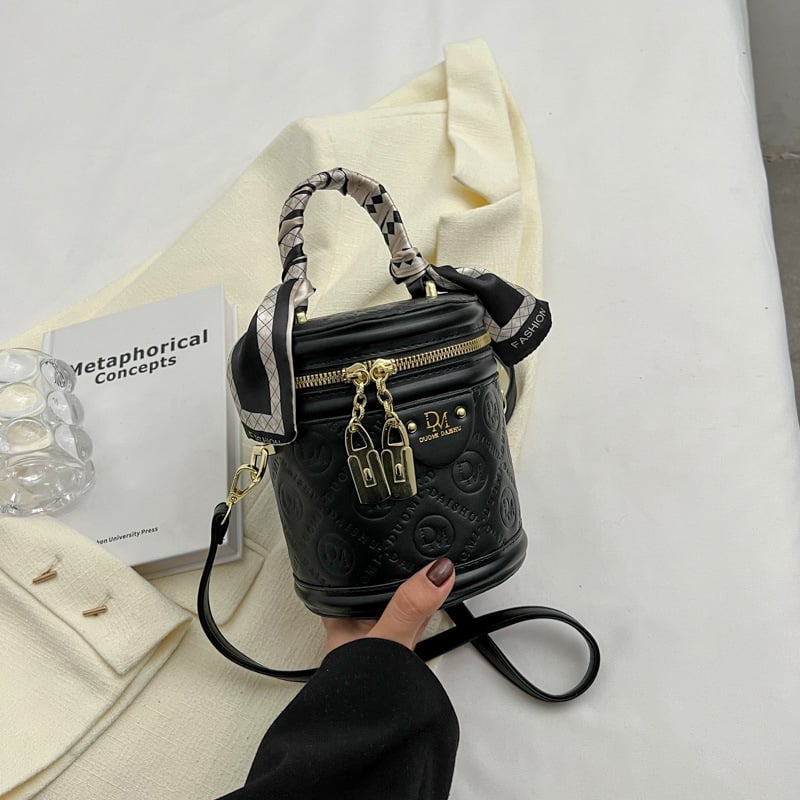 Stylna teksturirana mala ženska torbica s detaljem svilene marame, jesen 2024, bucket torba s ručkom i crossbody naramenicom