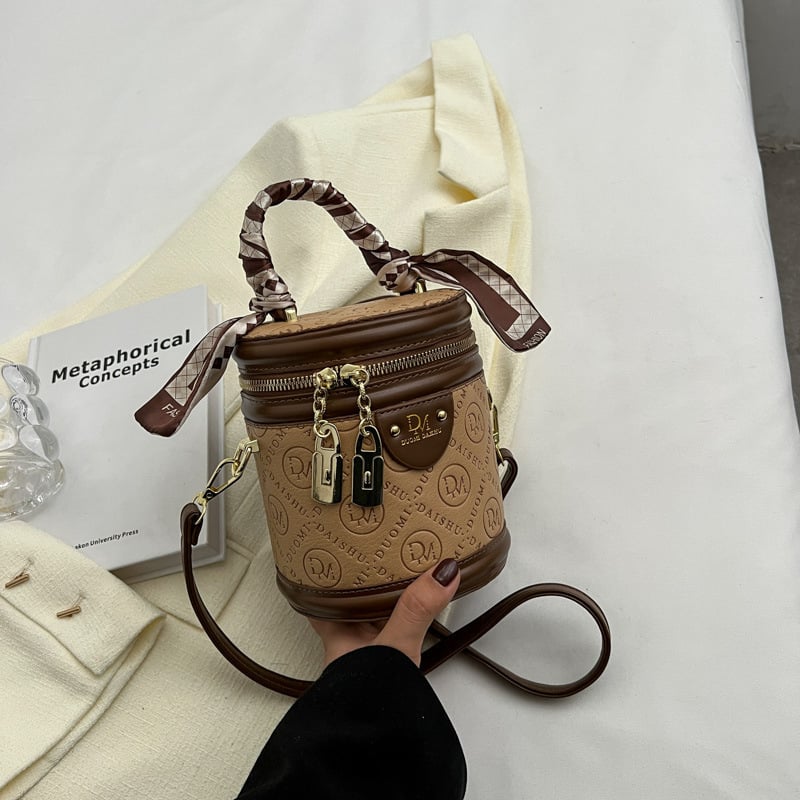 Stylna teksturirana mala ženska torbica s detaljem svilene marame, jesen 2024, bucket torba s ručkom i crossbody naramenicom