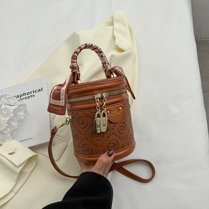Stylna teksturirana mala ženska torbica s detaljem svilene marame, jesen 2024, bucket torba s ručkom i crossbody naramenicom