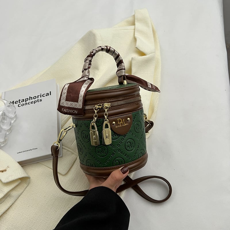 Stylna teksturirana mala ženska torbica s detaljem svilene marame, jesen 2024, bucket torba s ručkom i crossbody naramenicom