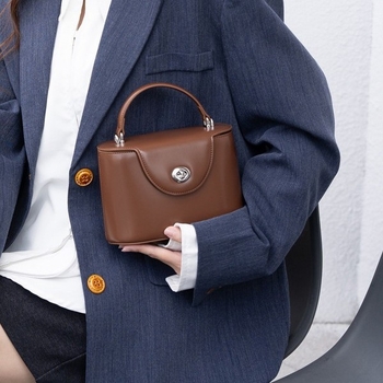 Ženska kožna kutija torba – minimalistički luksuz, moderan gradski stil, mala veličina, na rame ili crossbody