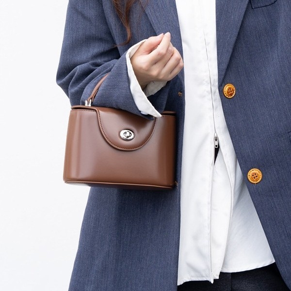 Ženska kožna kutija torba – minimalistički luksuz, moderan gradski stil, mala veličina, na rame ili crossbody