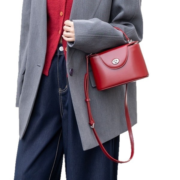 Ženska kožna kutija torba – minimalistički luksuz, moderan gradski stil, mala veličina, na rame ili crossbody