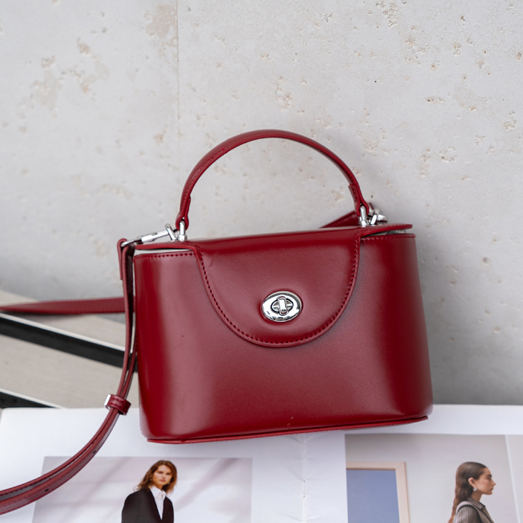 Ženska kožna kutija torba – minimalistički luksuz, moderan gradski stil, mala veličina, na rame ili crossbody