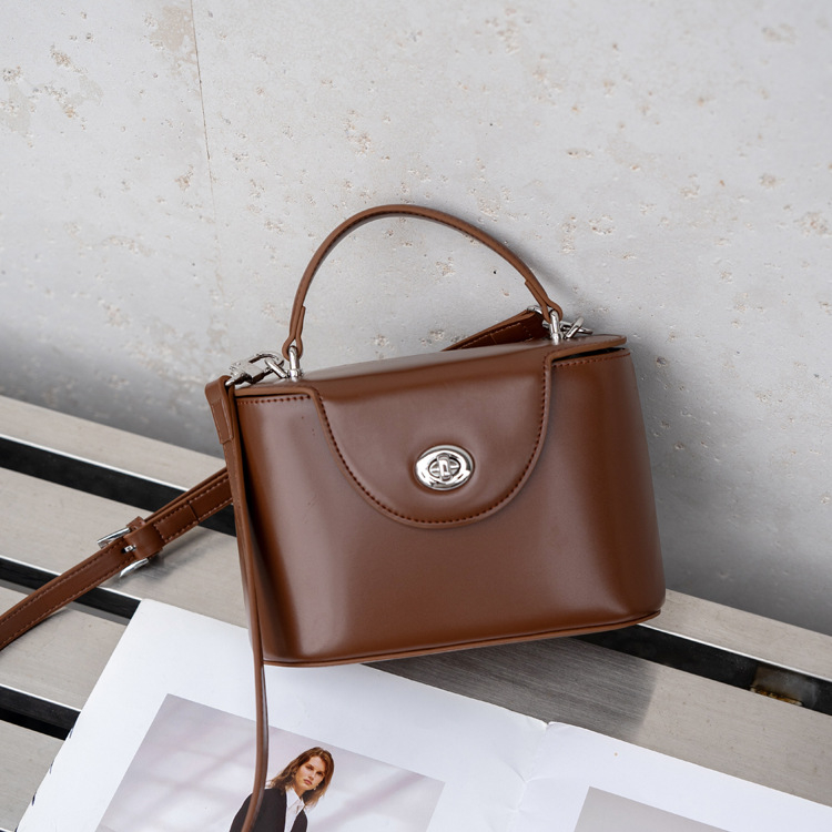 Ženska kožna kutija torba – minimalistički luksuz, moderan gradski stil, mala veličina, na rame ili crossbody