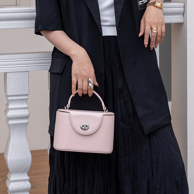 Ženska kožna kutija torba – minimalistički luksuz, moderan gradski stil, mala veličina, na rame ili crossbody
