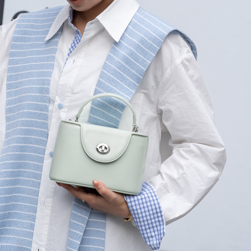 Ženska kožna kutija torba – minimalistički luksuz, moderan gradski stil, mala veličina, na rame ili crossbody