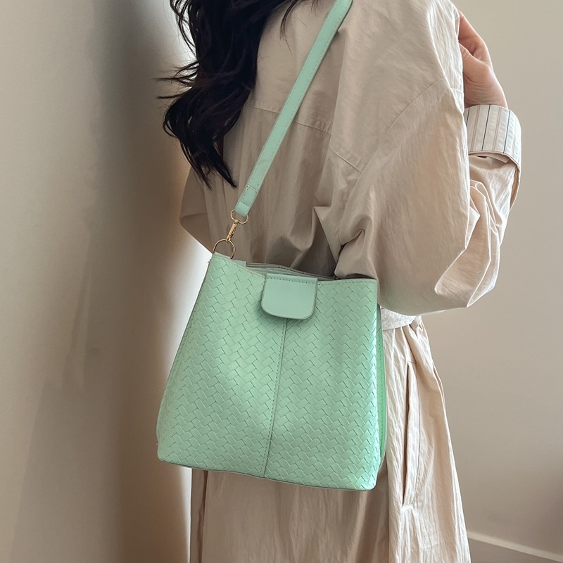 Ženska pletena bucket torba, proljeće 2026, novi model, torba za rame i crossbody, nišni dizajn