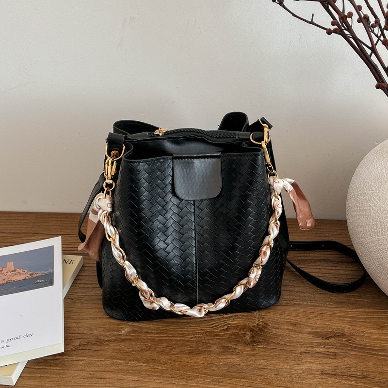 Ženska pletena bucket torba, proljeće 2026, novi model, torba za rame i crossbody, nišni dizajn